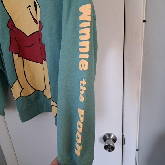 Disney's Winnie The Pooh Cute Pose Juniors' Oversized Graphic Pullover NWT L - Picture 4 of 7
